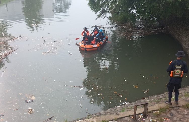Dua orang pemancing, Rafli Ramadhan (21) dan Barra Wildan Arian (12), ditemukan meninggal dunia setelah tenggelam di Danau Philip Moris, Kawasan Industri MM2100, Desa Gandamekar, Kecamatan Cikarang Barat, Kabupaten Bekasi. Keduanya terseret arus deras akibat saluran air yang meluap saat hujan deras pada Sabtu (28/06) sekitar pukul 14.45 WIB.