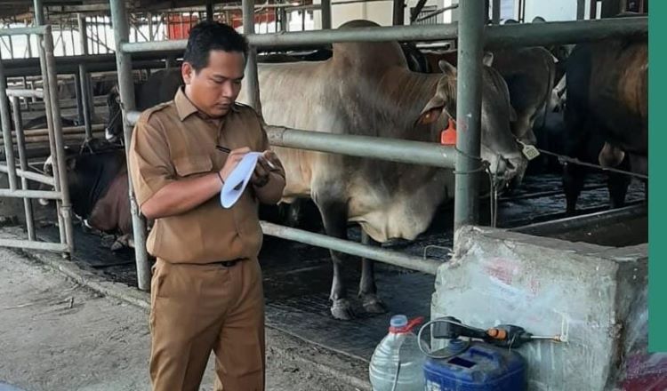 Menjelang Idul Adha, petugas pemeriksaan hewan kurban bergerak mobile menyisir berbagai lapak penjualan di seluruh wilayah Kabupaten Bekasi.