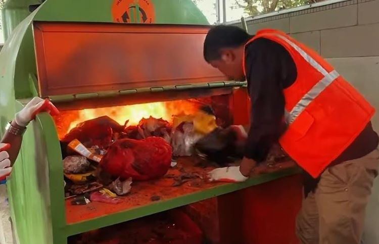 Pemerintah Desa Cibuntu, Kecamatan Cibitung, Kabupaten Bekasi mendirikan Tempat Pengolahan Sampah berbasis Reduce, Reuse, Recycle (TPS-3R) dan melengkapi fasilitas tersebut dengan teknologi insinerator ramah lingkungan.