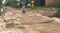 Jalan CBL yang terletak di Kampung Sasak Bakar, Desa Kertamukti, Kecamatan Cibitung, Kabupaten Bekasi, mengalami kerusakan parah akibat tanah amblas. Kini, jalan tersebut ditutup sementara menggunakan plat besi untuk memungkinkan kendaraan melintas dari dua arah secara bersamaan setelah sebelumnya diberlakukan sistem buka tutup.