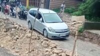 Meski sempat ditinjau Bupati Bekasi, hingga kini kerusakan di ruas jalan raya Kali CBL yang amblas di Desa Kertamukti, Kecamatan Cibitung, Kabupaten Bekasi tak kunjung diperbaiki.