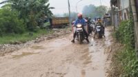 Jalan Raya Kali Cikarang Bekasi Laut (CBL) Desa Sukajaya, Kecamatan Cibitung, Kabupaten Bekasi dipenuhi lumpur. Setidaknya dalam sehari, Rabu (18/06) belasan pengendara sepeda motor yang melintasi jalan tersebut jatuh dan tergelincir.