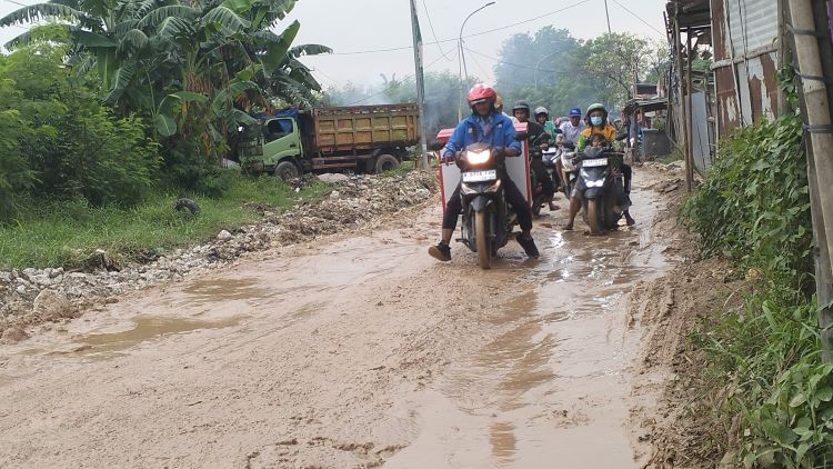 Jalan Raya Kali Cikarang Bekasi Laut (CBL) Desa Sukajaya, Kecamatan Cibitung, Kabupaten Bekasi dipenuhi lumpur. Setidaknya dalam sehari, Rabu (18/06) belasan pengendara sepeda motor yang melintasi jalan tersebut jatuh dan tergelincir.