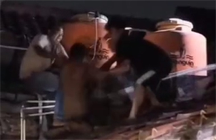 Sebuah rekaman video yang memperlihatkan detik-detik penangkapan seorang pria terduga pelaku pelecehan seksual terhadap anak beredar di media sosial. Kejadian tersebut berlangsung di Kampung Pelaukan, Desa Karang Rahayu, Kecamatan Karangbahagia, Kabupaten Bekasi, pada Minggu (22/06) malam.