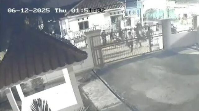 Screenshoot rekaman CCTV bentrok dua kelompok remaja di Jalan Raya Citarik, RT 01 RW 01 Desa Jatireja, Kecamatan Cikarang Timur, Kabupaten Bekasi. Dalam insiden ini, AD (30) Anggota Karang Taruna setempat tewas setelah diduga mencoba melerai bentrokan yang terjadi pada Kamis (12/06) dinihari lalu.