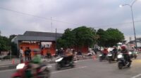 U-turn atau titik putar balik di Jalan Urip Sumoharjo, Desa Simpangan, Kecamatan Cikarang Utara, Kabupaten Bekasi, atau tepatnya di depan Pasar Lemahabang.