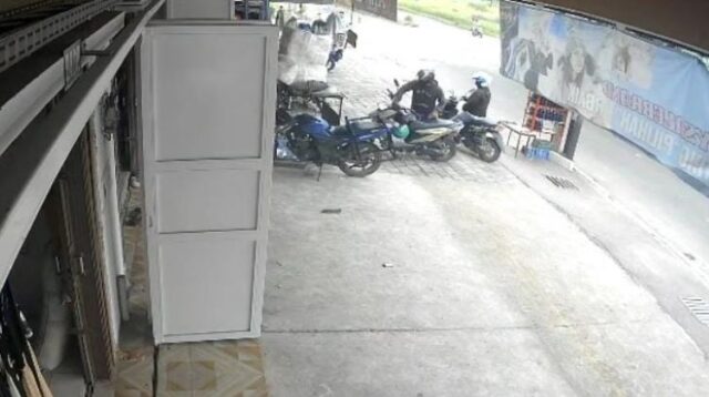 Sebuah aksi pencurian sepeda motor terjadi di Perumahan Puri Lestari, Desa Sukajaya, Kecamatan Cibitung, Kabupaten Bekasi pada Minggu (01/06) siang.