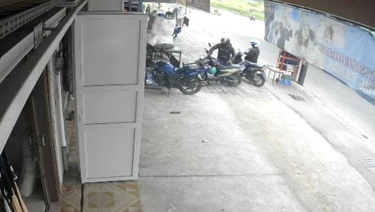 Sebuah aksi pencurian sepeda motor terjadi di Perumahan Puri Lestari, Desa Sukajaya, Kecamatan Cibitung, Kabupaten Bekasi pada Minggu (01/06) siang.