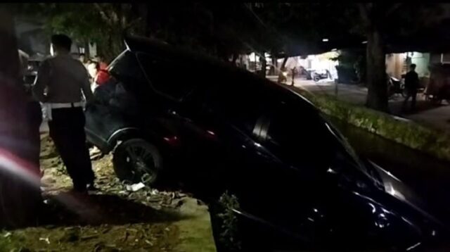 - Sebuah minibus berwarna hitam dengan nomor polisi B 2002 SXR terjun ke kali irigasi di Jalan KH Abu Bakar, Desa Setia Darma, Kecamatan Tambun Selatan, Kabupaten Bekasi, pada Senin (02/06) malam.