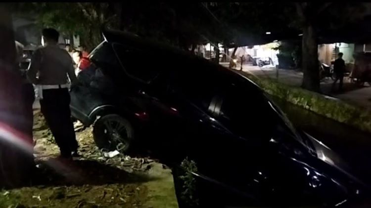 - Sebuah minibus berwarna hitam dengan nomor polisi B 2002 SXR terjun ke kali irigasi di Jalan KH Abu Bakar, Desa Setia Darma, Kecamatan Tambun Selatan, Kabupaten Bekasi, pada Senin (02/06) malam.