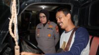 Kapolsek Tambun Selatan, Kompol Wuriyanti saat menyerahkan mobil pickup tersebut kepada pemiliknya, Imron Rosadi, Rabu (04/06).