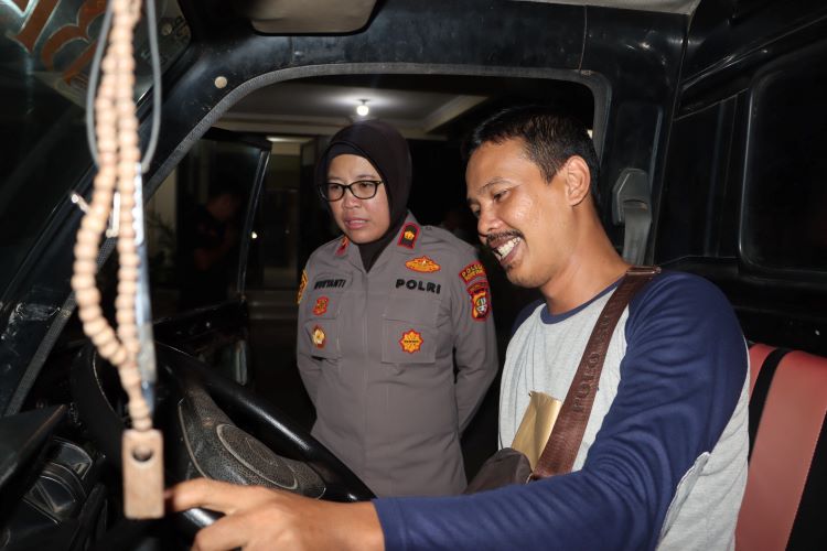 Kapolsek Tambun Selatan, Kompol Wuriyanti saat menyerahkan mobil pickup tersebut kepada pemiliknya, Imron Rosadi, Rabu (04/06).