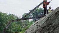 Proses pembongkaran pagar sungai di bantaran Kali Cikarang oleh pihak perusahaan yang beroperasi di sekitar bantaran sungai tersebut, Senin (09/06) | Source: TikTok: @sekedarmancing03