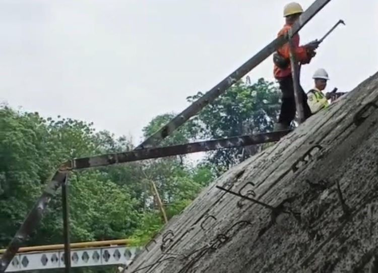 Proses pembongkaran pagar sungai di bantaran Kali Cikarang oleh pihak perusahaan yang beroperasi di sekitar bantaran sungai tersebut, Senin (09/06) | Source: TikTok: @sekedarmancing03