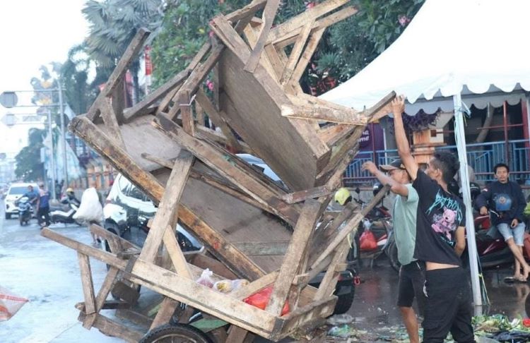 Sejumlah pedagang yang berjualan di pasar tumpah Simpang SGC menyatakan keberatan terhadap aturan jam operasional yang diterapkan Pemerintah Kabupaten (Pemkab) Bekasi. Pedagang mengaku khawatir kebijakan tersebut akan berdampak pada pendapatan mereka.