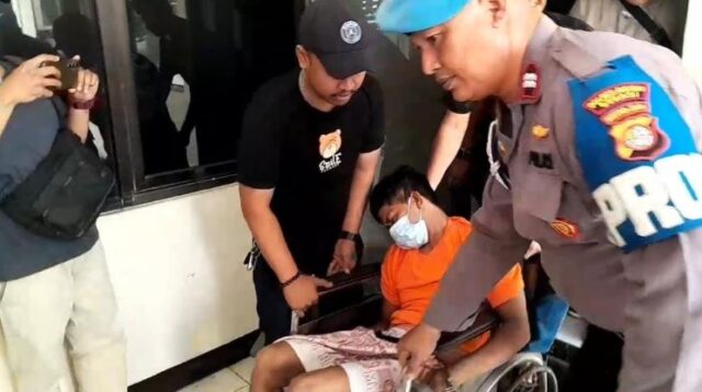 Pelaku pelecahan seksual terhadap anak, SA (32) mencoba mengelabui publik dengan berpura-pura tidur di kursi roda saat polisi menggelar konferensi pers terkait kasus yang menjeratnya. SA, yang berprofesi sebagai badut keliling, terlihat duduk lemas di atas kursi roda dengan mata terpejam seolah-olah sedang sakit parah.