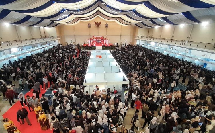 Pencaker memadati area Job Fair di President University Convention Centre Jababeka Cikarang Utara, Kabupaten Bekasi, Selasa (27/05)