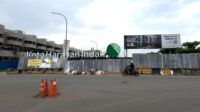 Penutupan akses lalu lintas di sisi selatan Perumahan Harapan Indah, Kelurahan Setia Asih, Kecamatan Tarumajaya, Kabupaten Bekasi, menuai keluhan dari warga. Pasalnya, selama ini jalan tersebut menjadi penghubung utama warga Tarumajaya menuju Kota Bekasi hingga Jakarta. Terkini, akses jalan itu sekarang ini sudah dibuka meskipun tidak sepenuhnya atau hanya satu jalur saja.