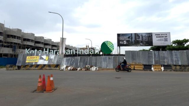 Penutupan akses lalu lintas di sisi selatan Perumahan Harapan Indah, Kelurahan Setia Asih, Kecamatan Tarumajaya, Kabupaten Bekasi, menuai keluhan dari warga. Pasalnya, selama ini jalan tersebut menjadi penghubung utama warga Tarumajaya menuju Kota Bekasi hingga Jakarta. Terkini, akses jalan itu sekarang ini sudah dibuka meskipun tidak sepenuhnya atau hanya satu jalur saja.