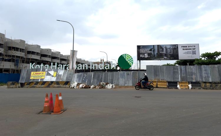 Penutupan akses lalu lintas di sisi selatan Perumahan Harapan Indah, Kelurahan Setia Asih, Kecamatan Tarumajaya, Kabupaten Bekasi, menuai keluhan dari warga. Pasalnya, selama ini jalan tersebut menjadi penghubung utama warga Tarumajaya menuju Kota Bekasi hingga Jakarta. Terkini, akses jalan itu sekarang ini sudah dibuka meskipun tidak sepenuhnya atau hanya satu jalur saja.