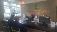 Faisal Syukur dari Lembaga Bantuan Hukum (LBH) GMBI Distrik Kabupaten Bekasi saat mendampingi mantan Sekretaris Desa Pantai Sederhana, Topan Brawijaya membuat laporan di kantor Pelayanan Terpadu Satu Pintu (PTSP) Kejaksaan Negeri Kabupaten Bekasi pada Selasa (24/06).