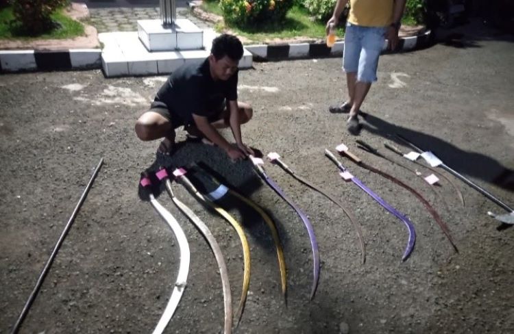 Selain mengamankan 4 pelaku, polisi turut menyita 12 senjata tajam berbagai jenis dari tangan mereka sebagai barang bukti. Sementara 6 pelaku lain masih dalam pengejaran dan masuk dalam daftar pencarian orang.
