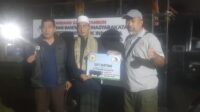 Owner Kandang Sapiku Tambun, H. Untung saat menyerahkan sapi bantuan masyarakat dari Presiden Prabowo ke pengurus DKM Masjid Al Hikmah, di Desa Sukadami, Cikarang Selatan, Kabupaten Bekasi, Kamis (05/06) malam.