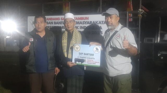 Owner Kandang Sapiku Tambun, H. Untung saat menyerahkan sapi bantuan masyarakat dari Presiden Prabowo ke pengurus DKM Masjid Al Hikmah, di Desa Sukadami, Cikarang Selatan, Kabupaten Bekasi, Kamis (05/06) malam.