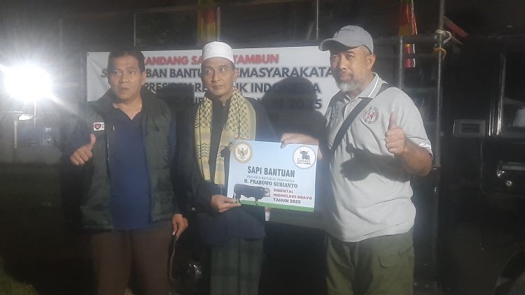 Owner Kandang Sapiku Tambun, H. Untung saat menyerahkan sapi bantuan masyarakat dari Presiden Prabowo ke pengurus DKM Masjid Al Hikmah, di Desa Sukadami, Cikarang Selatan, Kabupaten Bekasi, Kamis (05/06) malam.