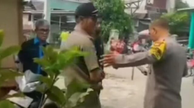 Sebuah video yang memperlihatkan penolakan pembangunan Ruang Kelas Baru (RKB) di SDN 02 Telaga Murni, Kecamatan Cikarang Barat, Kabupaten Bekasi, menjadi viral di media sosial. Penolakan ini diduga diinisiasi oleh Ketua RW 13 Desa Telaga Murni, yang diketahui juga merupakan anggota Satpol PP Kota Bekasi.