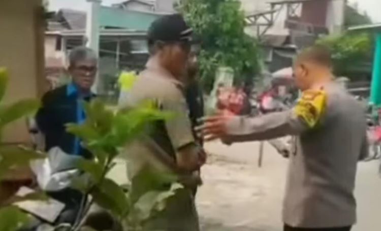 Sebuah video yang memperlihatkan penolakan pembangunan Ruang Kelas Baru (RKB) di SDN 02 Telaga Murni, Kecamatan Cikarang Barat, Kabupaten Bekasi, menjadi viral di media sosial. Penolakan ini diduga diinisiasi oleh Ketua RW 13 Desa Telaga Murni, yang diketahui juga merupakan anggota Satpol PP Kota Bekasi.