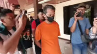 Seorang karyawan Badan Usaha Milik Daerah (BUMD) milik Pemerintah Provinsi DKI Jakarta berinisial Z (41) diamankan usai melakukan penganiayaan terhadap seorang sopir truk berinisial N (48). Insiden ini terjadi di SPBU Harapan Indah, Desa Pusaka Rakyat, Kecamatan Tarumajaya, Kabupaten Bekasi, pada Senin (26/05) sekitar pukul 14.20 WIB.