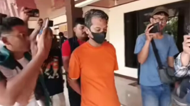 Seorang karyawan Badan Usaha Milik Daerah (BUMD) milik Pemerintah Provinsi DKI Jakarta berinisial Z (41) diamankan usai melakukan penganiayaan terhadap seorang sopir truk berinisial N (48). Insiden ini terjadi di SPBU Harapan Indah, Desa Pusaka Rakyat, Kecamatan Tarumajaya, Kabupaten Bekasi, pada Senin (26/05) sekitar pukul 14.20 WIB.
