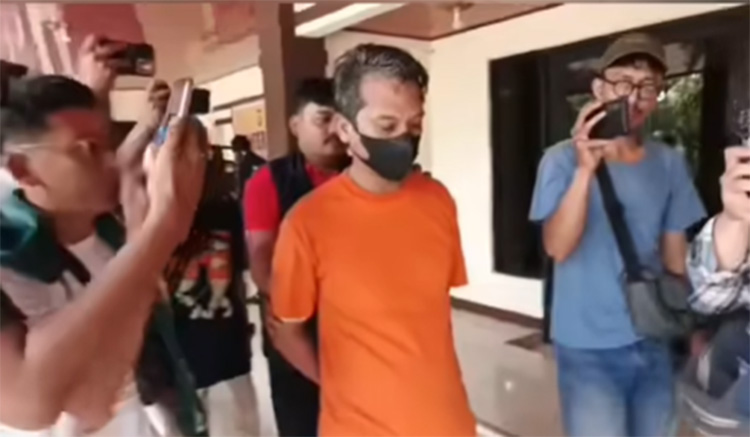 Seorang karyawan Badan Usaha Milik Daerah (BUMD) milik Pemerintah Provinsi DKI Jakarta berinisial Z (41) diamankan usai melakukan penganiayaan terhadap seorang sopir truk berinisial N (48). Insiden ini terjadi di SPBU Harapan Indah, Desa Pusaka Rakyat, Kecamatan Tarumajaya, Kabupaten Bekasi, pada Senin (26/05) sekitar pukul 14.20 WIB.