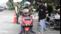 Ratusan kendaraan bermotor memanfaatkan layanan uji emisi gratis yang diselenggarakan oleh Pemerintah Kabupaten Bekasi di Taman Sehati, Komplek Stadion Wibawamukti, Kelurahan Sertajaya, Kecamatan Cikarang Timur, pada Kamis (12/06).