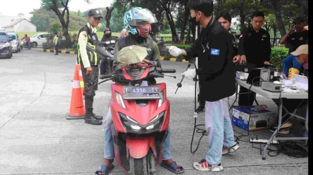 Ratusan kendaraan bermotor memanfaatkan layanan uji emisi gratis yang diselenggarakan oleh Pemerintah Kabupaten Bekasi di Taman Sehati, Komplek Stadion Wibawamukti, Kelurahan Sertajaya, Kecamatan Cikarang Timur, pada Kamis (12/06).