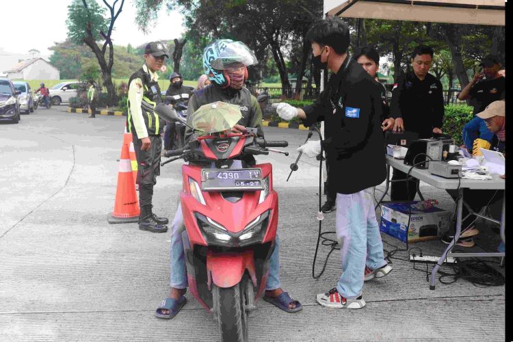Ratusan kendaraan bermotor memanfaatkan layanan uji emisi gratis yang diselenggarakan oleh Pemerintah Kabupaten Bekasi di Taman Sehati, Komplek Stadion Wibawamukti, Kelurahan Sertajaya, Kecamatan Cikarang Timur, pada Kamis (12/06).