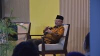 Menteri Pendidikan Dasar dan Menengah (Mendikdasmen), Prof. Abdul Mu’ti, saat memberikan kuliah umum bertema “The Future of Learning: How AI and Digital Literacy are Reshaping Basic Education” yang berlangsung di Fablab, President University Convention Center (PUCC), Kota Jababeka, Cikarang, Selasa (15/07). Dalam acara tersebut, Abdul Mu’ti menekankan pentingnya pengenalan Artificial Intelligence sejak dini kepada para pelajar.