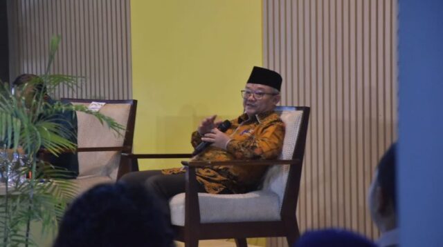 Menteri Pendidikan Dasar dan Menengah (Mendikdasmen), Prof. Abdul Mu’ti, saat memberikan kuliah umum bertema “The Future of Learning: How AI and Digital Literacy are Reshaping Basic Education” yang berlangsung di Fablab, President University Convention Center (PUCC), Kota Jababeka, Cikarang, Selasa (15/07). Dalam acara tersebut, Abdul Mu’ti menekankan pentingnya pengenalan Artificial Intelligence sejak dini kepada para pelajar.