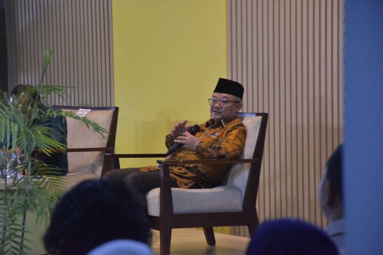 Menteri Pendidikan Dasar dan Menengah (Mendikdasmen), Prof. Abdul Mu’ti, saat memberikan kuliah umum bertema “The Future of Learning: How AI and Digital Literacy are Reshaping Basic Education” yang berlangsung di Fablab, President University Convention Center (PUCC), Kota Jababeka, Cikarang, Selasa (15/07). Dalam acara tersebut, Abdul Mu’ti menekankan pentingnya pengenalan Artificial Intelligence sejak dini kepada para pelajar.