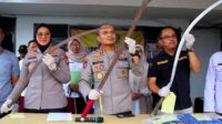 Tawuran antar kelompok remaja terjadi di Kabupaten Bekasi, tepatnya di Jalan Raya Rengasbandung, Desa Karangsambung, Kecamatan Kedungwaringin, pada Sabtu (19/07) sore. Peristiwa ini melibatkan dua kelompok remaja, yakni Geng Dhoephat dan Geng 50 Bekasiii. Akibat insiden ini, seorang remaja mengalami luka bacok parah, sementara enam orang lainnya ditetapkan sebagai tersangka oleh pihak kepolisian.