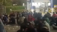 Aksi unjuk rasa yang dilakukan oleh Federasi Serikat Pekerja Metal Indonesia (FSPMI) dan Aliansi Buruh Bekasi Melawan (BBM) kembali berlangsung di depan PT Yamaha Music Manufacturing Asia (YMMA) di kawasan industri MM2100, Cikarang Barat, Kabupaten Bekasi, pada Kamis (03/07). Hingga pukul 21.30 WIB, massa aksi masih bertahan di depan gerbang perusahaan untuk menyuarakan tuntutannya.