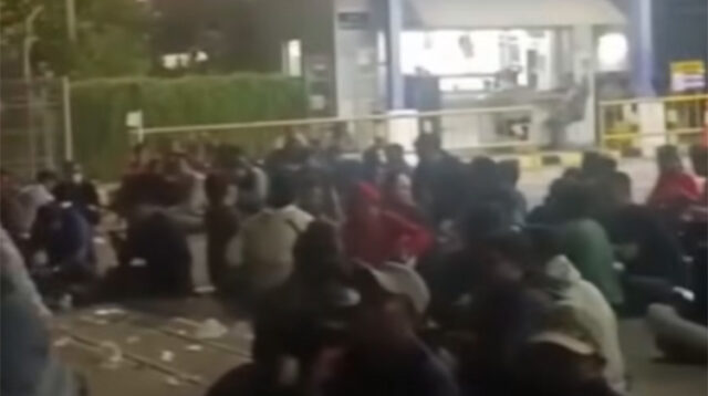 Aksi unjuk rasa yang dilakukan oleh Federasi Serikat Pekerja Metal Indonesia (FSPMI) dan Aliansi Buruh Bekasi Melawan (BBM) kembali berlangsung di depan PT Yamaha Music Manufacturing Asia (YMMA) di kawasan industri MM2100, Cikarang Barat, Kabupaten Bekasi, pada Kamis (03/07). Hingga pukul 21.30 WIB, massa aksi masih bertahan di depan gerbang perusahaan untuk menyuarakan tuntutannya.