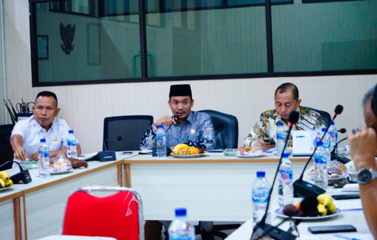 DPRD Kabupaten Bekasi tancap gas membahas Rancangan Peraturan Daerah (Raperda) tentang Sistem Penyelenggaraan Pemerintah Berbasis Data Desa Presisi. Raperda yang diinisiasi oleh Fraksi PDI Perjuangan ini ditargetkan selesai dalam waktu satu bulan.