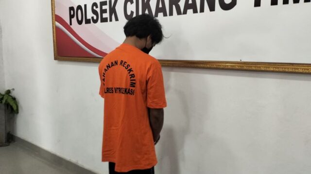 Seorang pria di Cikarang Timur, Kabupaten Bekasi berinisial K ditangkap oleh pihak kepolisian setelah terbukti menjual kekasihnya sendiri kepada para pria hidung belang demi mendapatkan uang untuk biaya pernikahan.