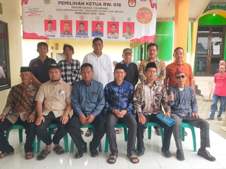 Suasana penuh kehangatan dan kebersamaan mewarnai jalannya pemilihan Ketua Rukun Warga (RW) 016, Desa Simpangan, Kecamatan Cikarang Utara, Kabupaten Bekasi, Minggu (20/07). Setelah melalui proses demokrasi yang panjang dengan partisipasi tinggi dari warga, Mujiono kandidat nomor urut 5, resmi terpilih sebagai Ketua RW 016 periode 2025-2030.