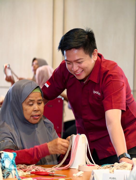 Selama pelatihan, para peserta diajarkan cara membuat tiga jenis produk kreatif berbahan dasar tali, yaitu Pot Holder, Tumbler Holder, dan Phone Bag