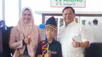 PT Permodalan Nasional Madani (PNM) kembali menunjukkan komitmennya dalam mendampingi perempuan tangguh Indonesia melalui program PNM Mekaar. Salah satu kisah inspiratif datang dari Ibu Rani Ridawati, seorang nasabah PNM Mekaar asal Riau yang tak hanya berjuang sebagai pengusaha ultra mikro, tetapi juga sebagai ibu penuh dedikasi bagi anaknya, Rayyan Arkan Dikha, seorang penari pacu jalur yang gerakannya kini dikenal luas dengan istilah ‘aura farming’.