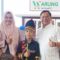 PT Permodalan Nasional Madani (PNM) kembali menunjukkan komitmennya dalam mendampingi perempuan tangguh Indonesia melalui program PNM Mekaar. Salah satu kisah inspiratif datang dari Ibu Rani Ridawati, seorang nasabah PNM Mekaar asal Riau yang tak hanya berjuang sebagai pengusaha ultra mikro, tetapi juga sebagai ibu penuh dedikasi bagi anaknya, Rayyan Arkan Dikha, seorang penari pacu jalur yang gerakannya kini dikenal luas dengan istilah ‘aura farming’.