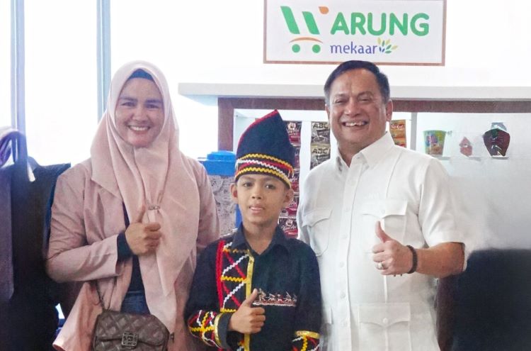 PT Permodalan Nasional Madani (PNM) kembali menunjukkan komitmennya dalam mendampingi perempuan tangguh Indonesia melalui program PNM Mekaar. Salah satu kisah inspiratif datang dari Ibu Rani Ridawati, seorang nasabah PNM Mekaar asal Riau yang tak hanya berjuang sebagai pengusaha ultra mikro, tetapi juga sebagai ibu penuh dedikasi bagi anaknya, Rayyan Arkan Dikha, seorang penari pacu jalur yang gerakannya kini dikenal luas dengan istilah ‘aura farming’.